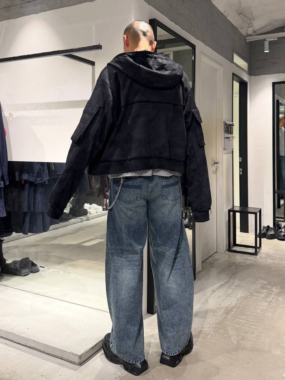 ブルー系のデニムパンツ、ブラック系のローファー、グレー系のTシャツ/カットソーを着用したメンズの秋コーディネートの3枚目の写真