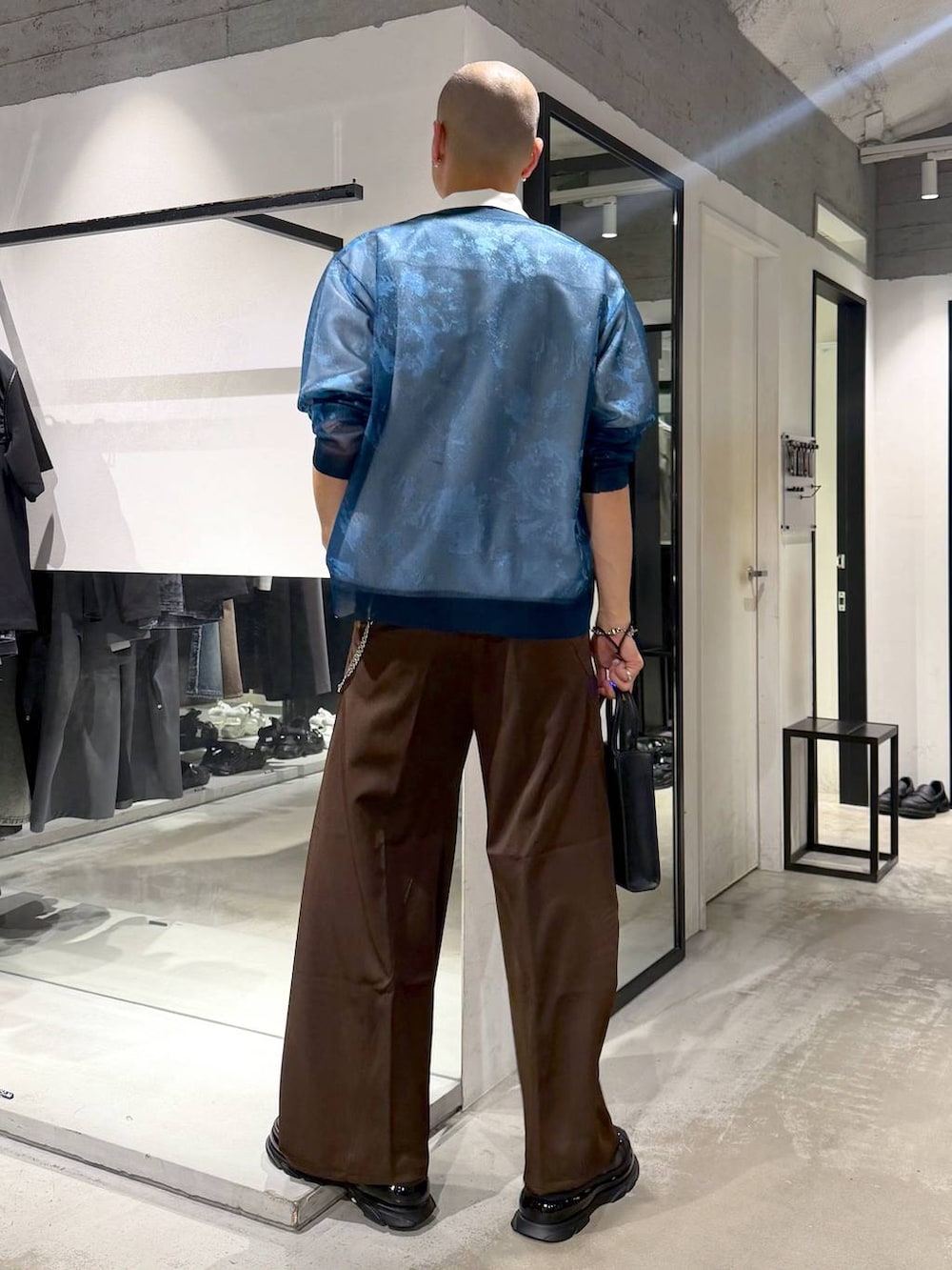 ブルー系のカーディガン/ボレロ、ブラウン系のスラックス、ブラック系のサンダルを着用したメンズの夏コーディネートの3枚目の写真