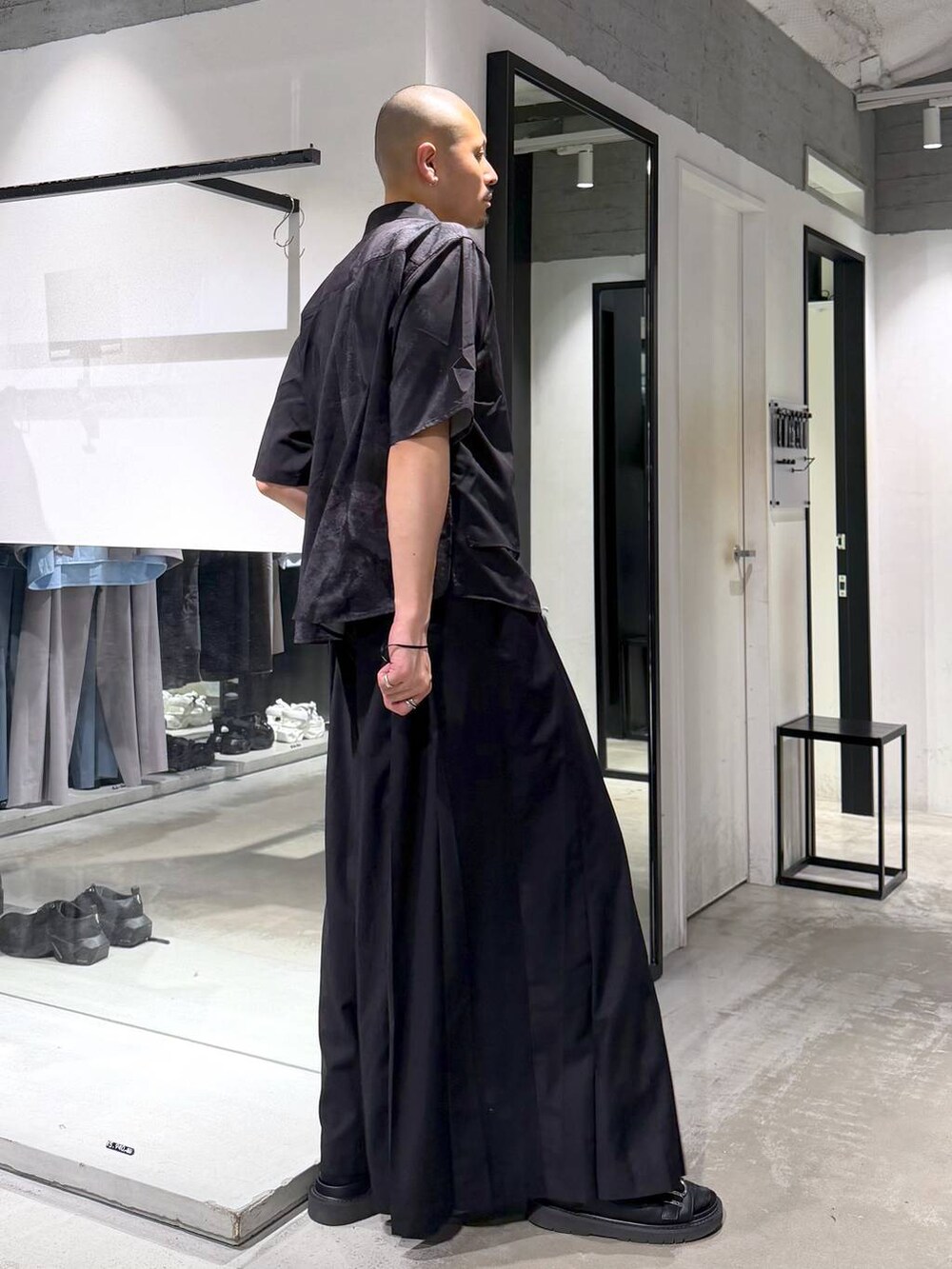 ブラック系のサンダル、ブラック系のスラックス、グレー系のシャツ/ブラウスを着用したメンズの夏コーディネートの5枚目の写真