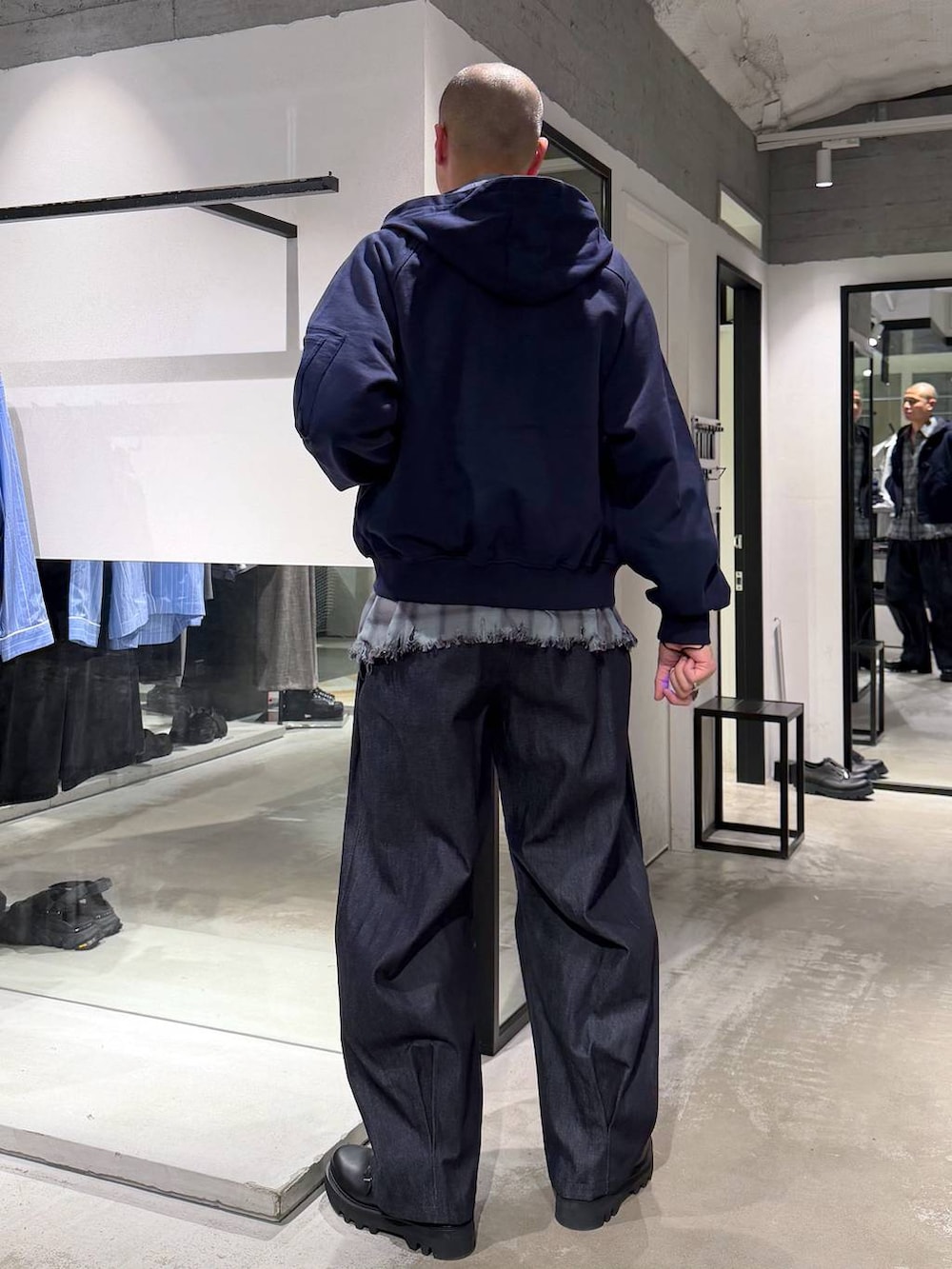 ブラック系のドレスシューズ、ブルー系のデニムパンツ、グリーン系のシャツ/ブラウスを着用したメンズの春コーディネートの3枚目の写真