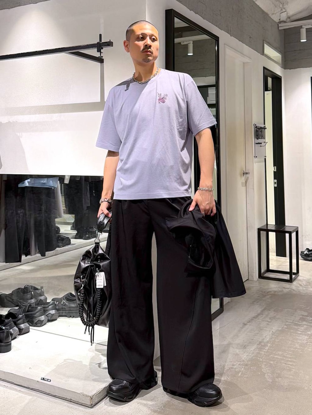 ブラック系のスニーカー、ブラック系のスラックス、パープル系のTシャツ/カットソーを着用したメンズの夏コーディネートの5枚目の写真