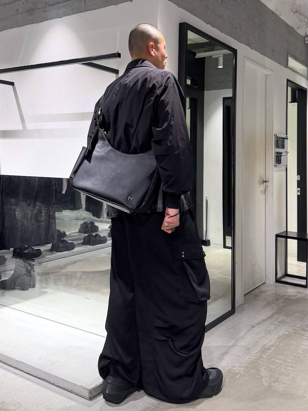 ブラック系のカーゴパンツ、ブラック系のショルダーバッグ、ブラック系のシャツ/ブラウスを着用したメンズの春コーディネートの4枚目の写真