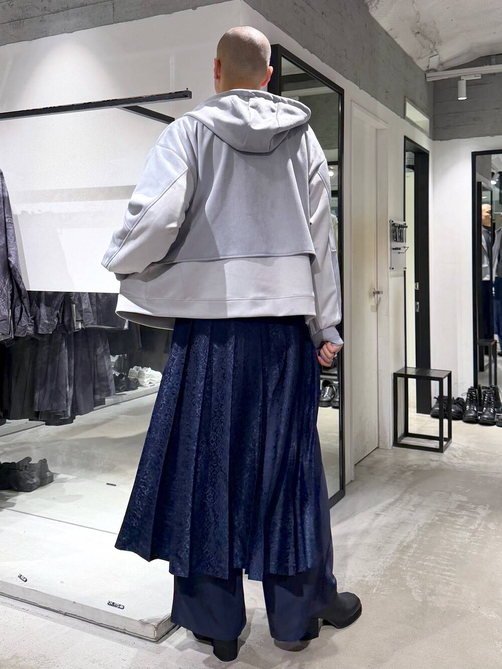 グレー系のニット/セーター、ブラック系のブーツ、ブルー系のその他パンツを着用したメンズの秋コーディネートの3枚目の写真