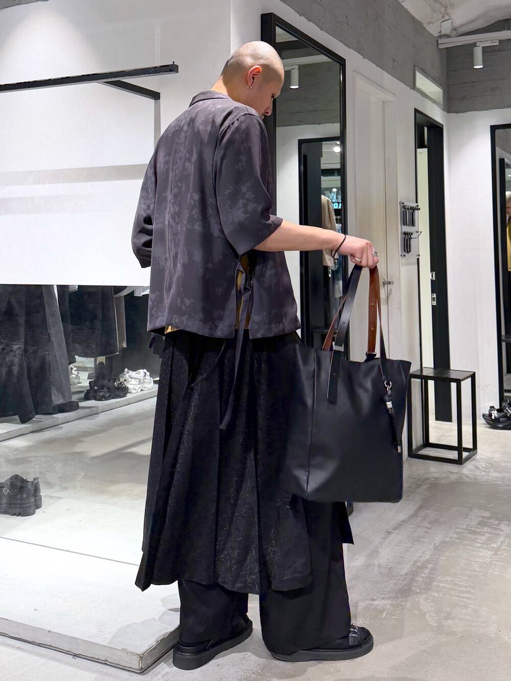 ブラック系のその他パンツ、ブラック系のサンダル、グレー系のテーラードジャケットを着用したメンズの春コーディネートの4枚目の写真