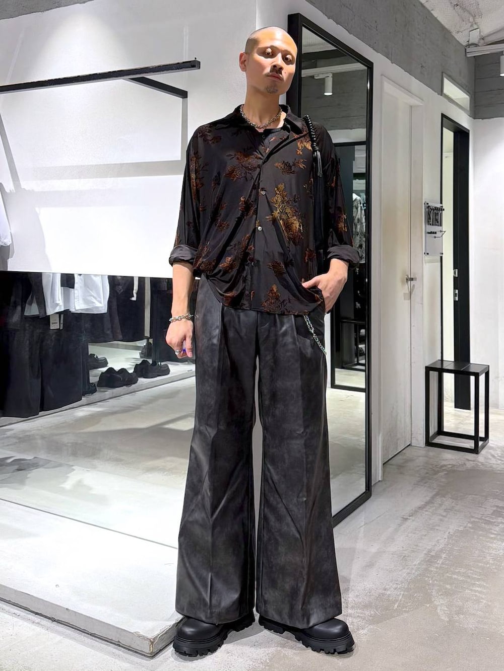 ブラック系のシャツ/ブラウス、ブラック系のローファー、ブラック系のトートバッグを着用したメンズの夏コーディネートの5枚目の写真