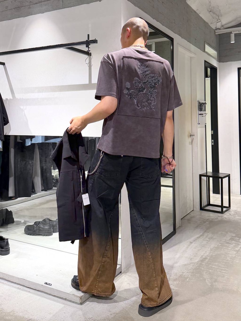 オレンジ系のデニムパンツ、ブラック系のサンダル、ブラック系のショルダーバッグを着用したメンズの夏コーディネートの5枚目の写真