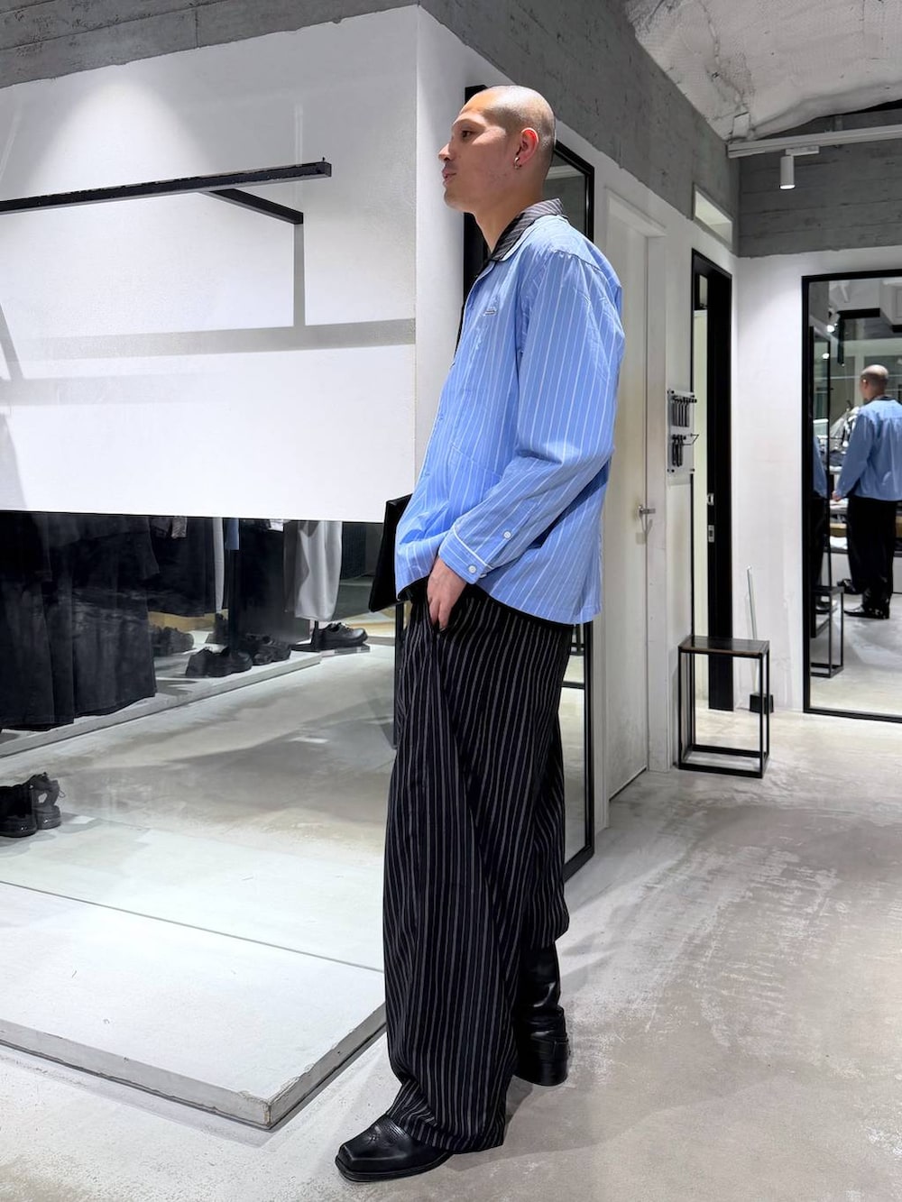 ブラック系のトートバッグ、ブラック系のシャツ/ブラウス、ブルー系のシャツ/ブラウスを着用したメンズの春コーディネートの2枚目の写真