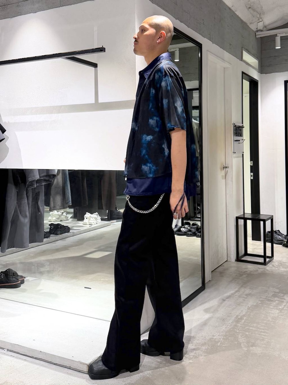 ブラック系のショルダーバッグ、ホワイト系のTシャツ/カットソー、ブラック系のサンダルを着用したメンズの夏コーディネートの2枚目の写真