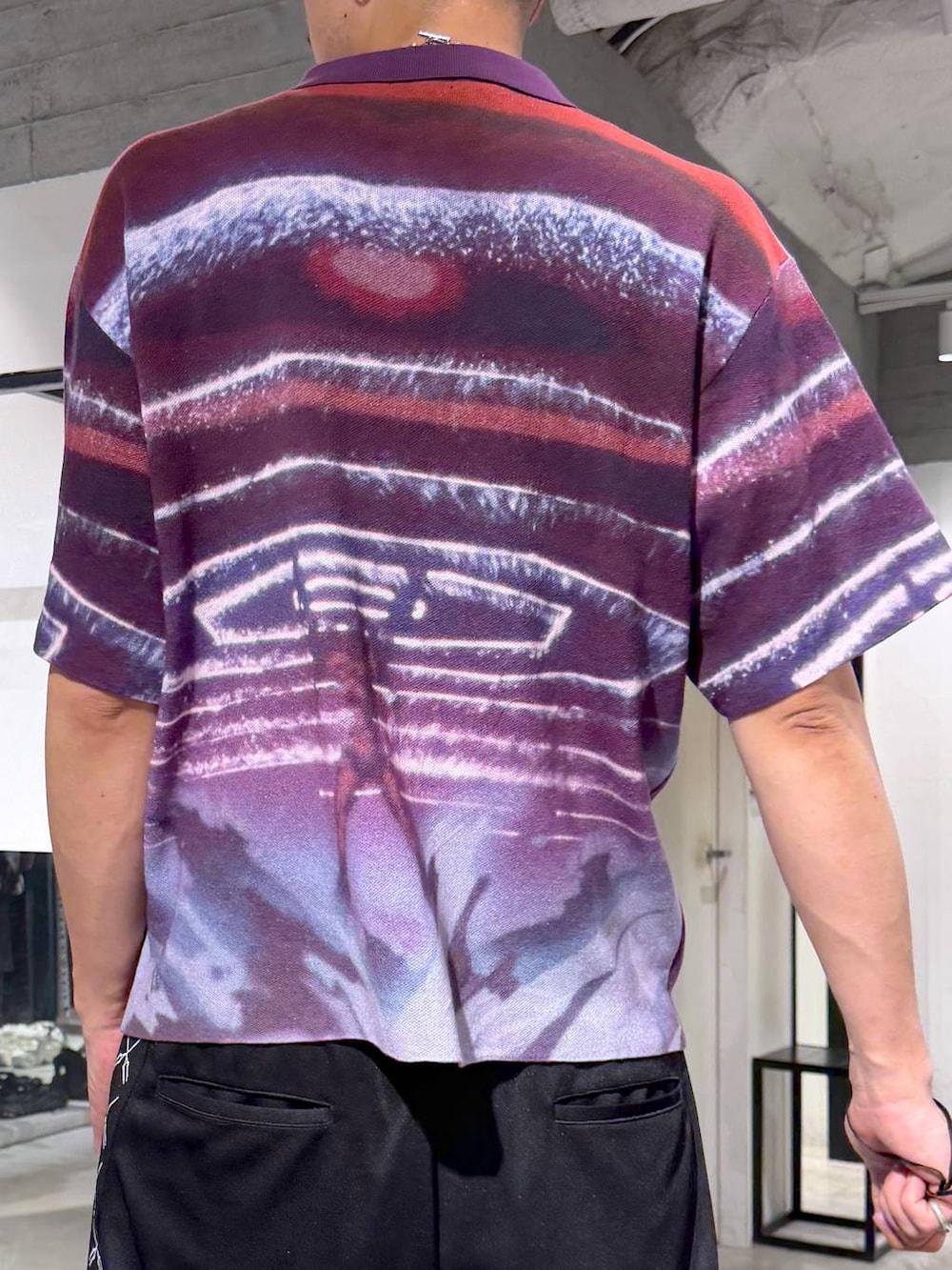 ブラック系のカーゴパンツ、パープル系のニット/セーター、ブラック系のサンダルを着用したメンズの夏コーディネートの6枚目の写真