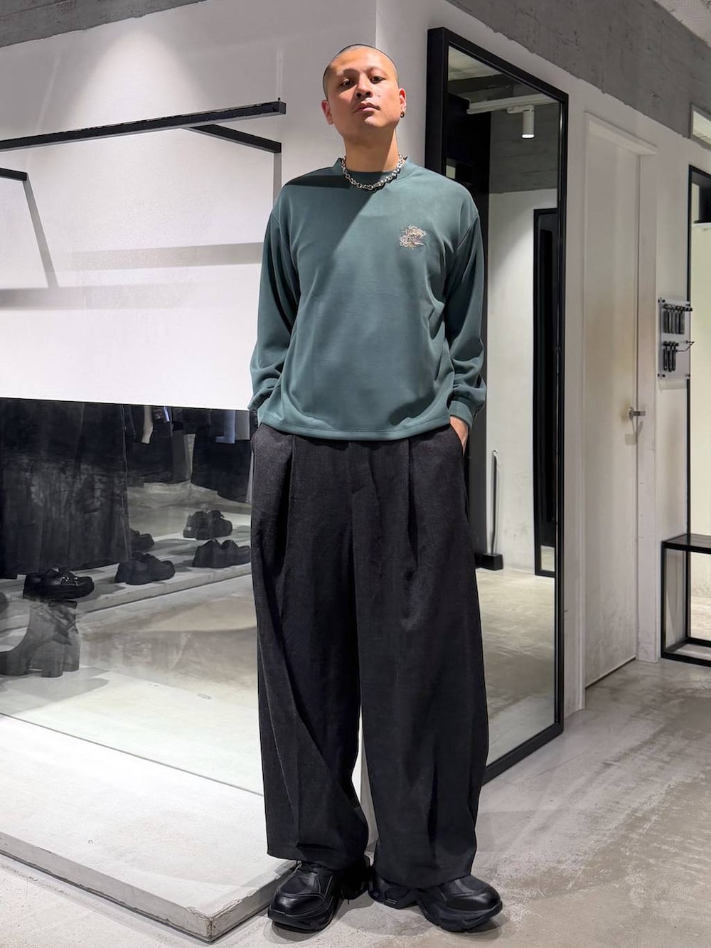 ブラック系のスニーカー、ブラック系のブルゾン、ブラック系のスラックスを着用したメンズの春コーディネートの6枚目の写真