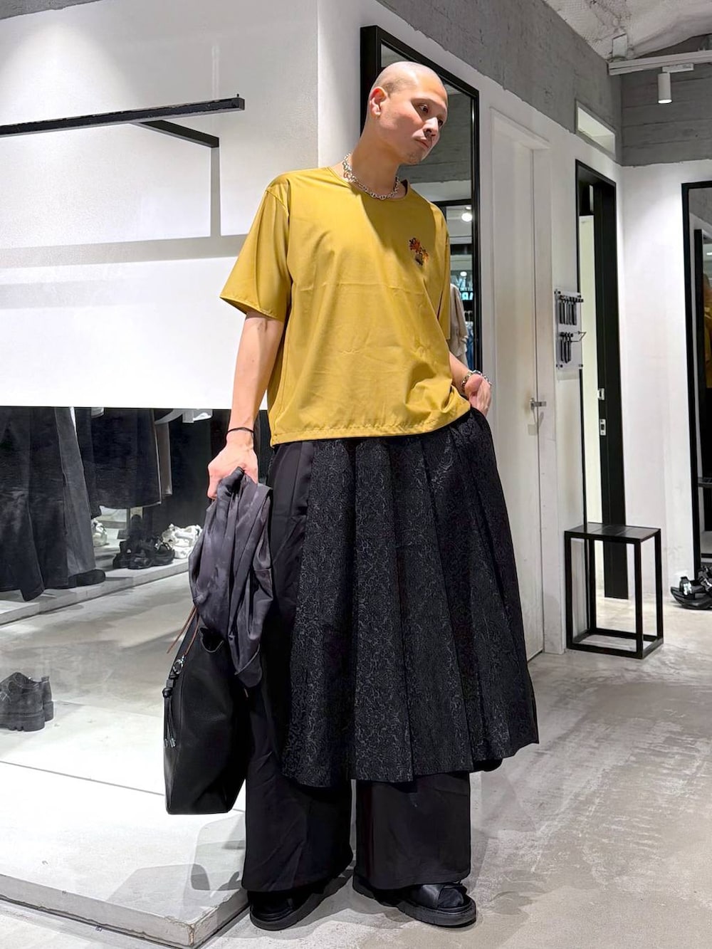ブラック系のその他パンツ、ブラック系のサンダル、グレー系のテーラードジャケットを着用したメンズの春コーディネートの5枚目の写真