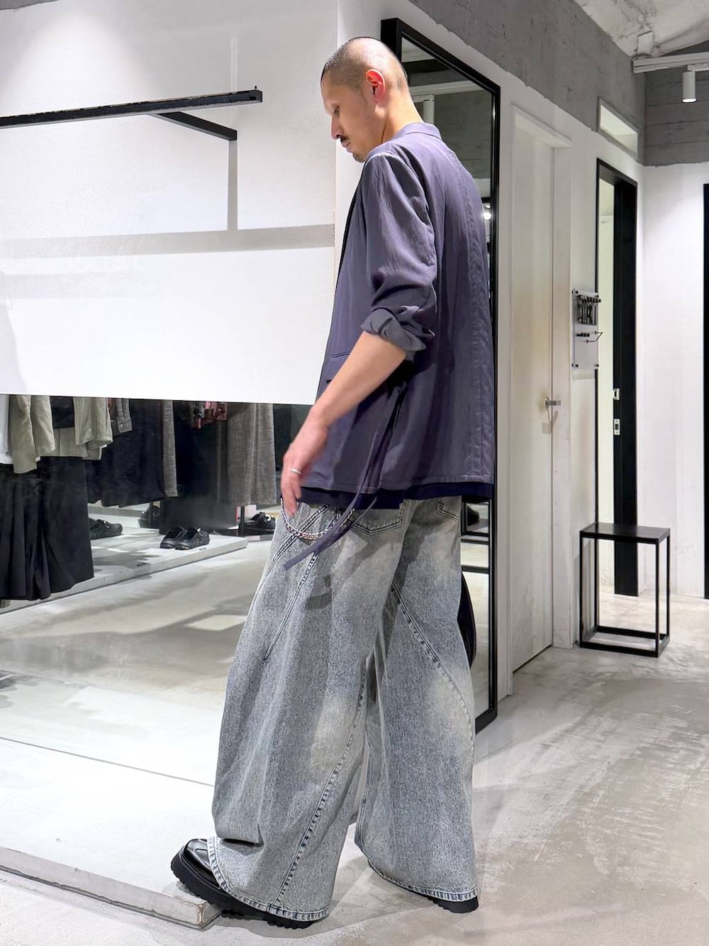 ブラック系のローファー、グレー系のテーラードジャケット、その他のTシャツ/カットソーを着用したメンズの夏コーディネートの2枚目の写真
