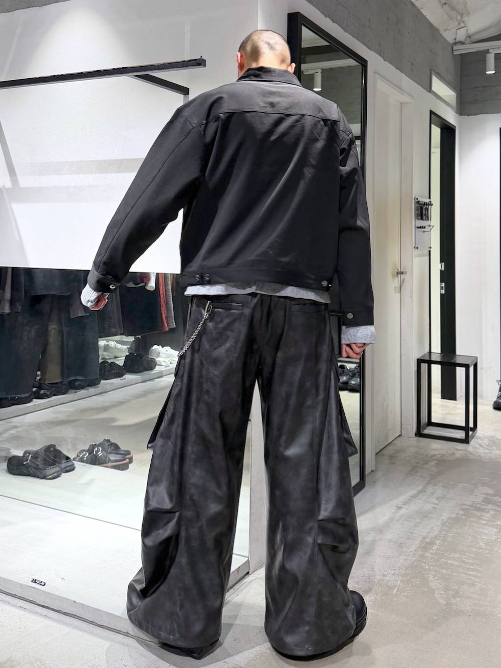 ブラック系のブーツ、グレー系のTシャツ/カットソー、グレー系のカーゴパンツを着用したメンズの秋コーディネートの3枚目の写真