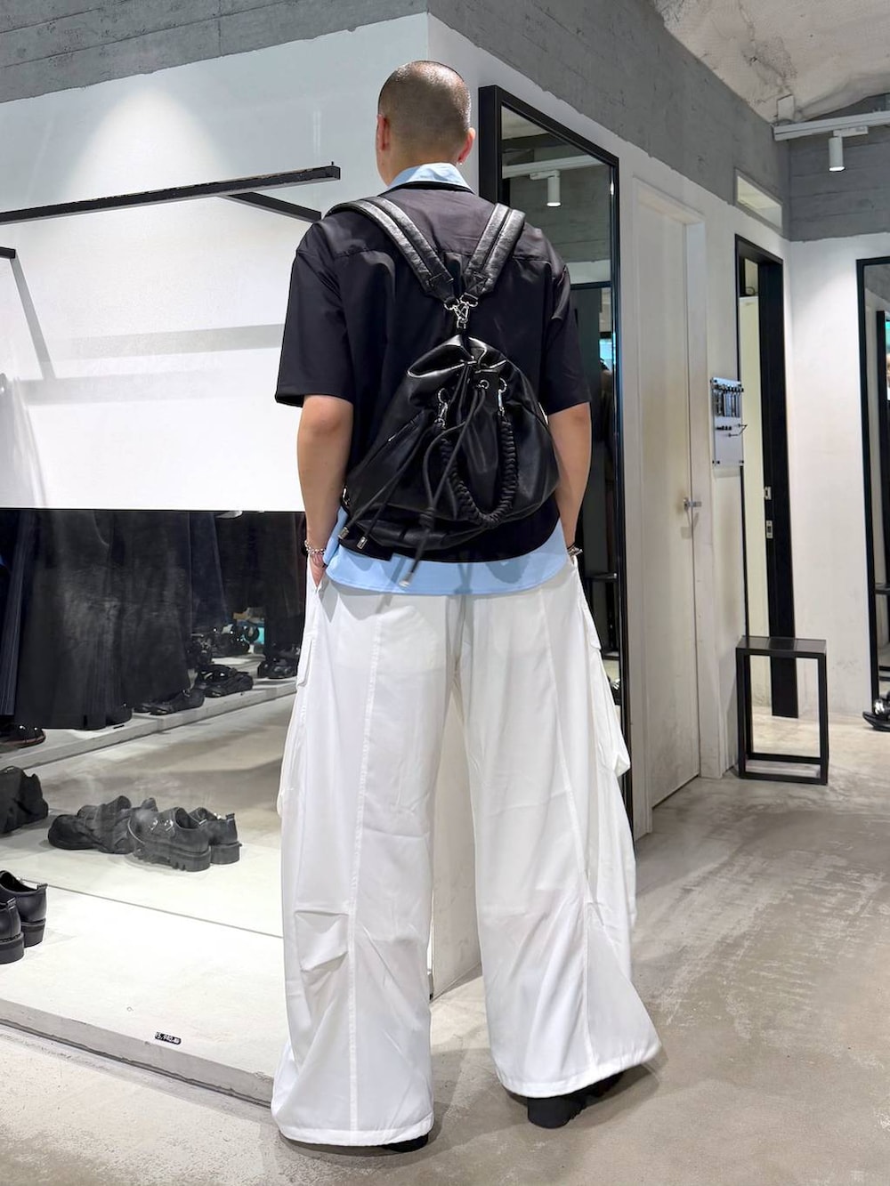 ブラック系のシャツ/ブラウス、ブラック系のサンダル、ブラック系のショルダーバッグを着用したメンズの夏コーディネートの3枚目の写真