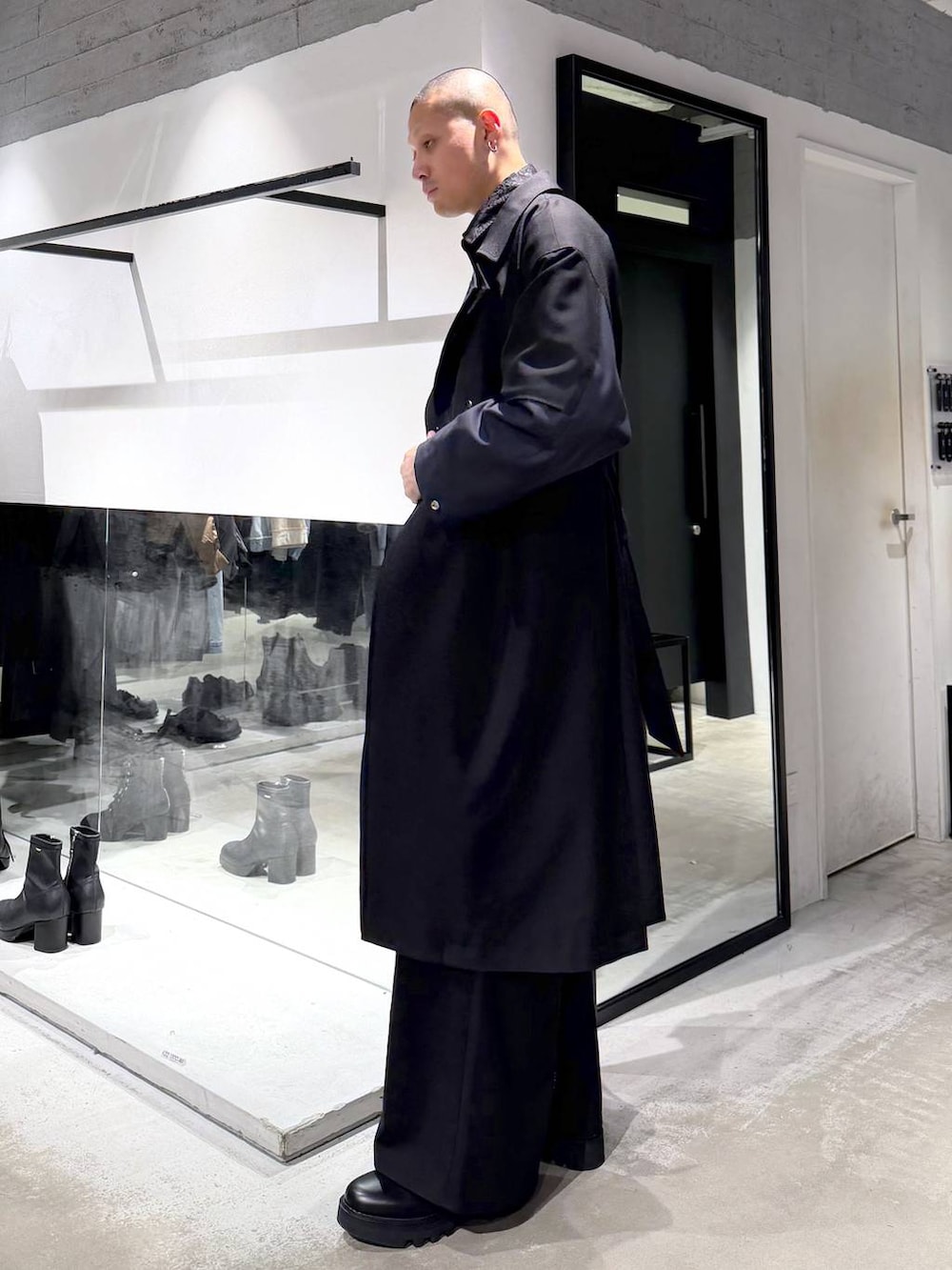 ブラック系のシャツ/ブラウス、ブラック系のドレスシューズ、ブラック系のハンドバッグを着用したメンズの冬コーディネートの2枚目の写真