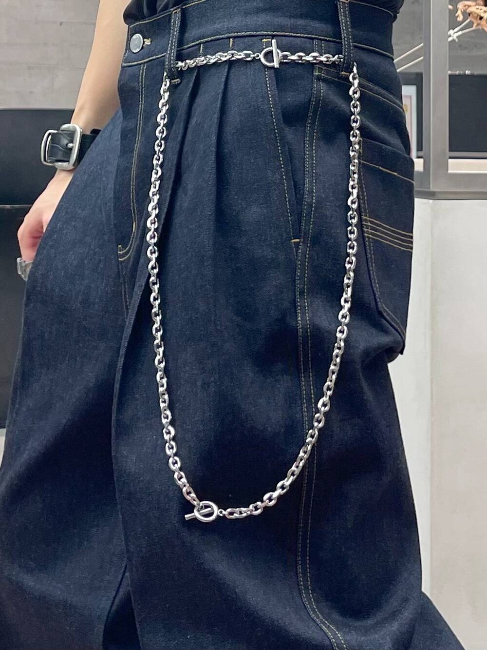 ブラック系のサンダル、グレー系のシャツ/ブラウス、ブラック系のTシャツ/カットソーを着用したメンズの夏コーディネートの2枚目の写真