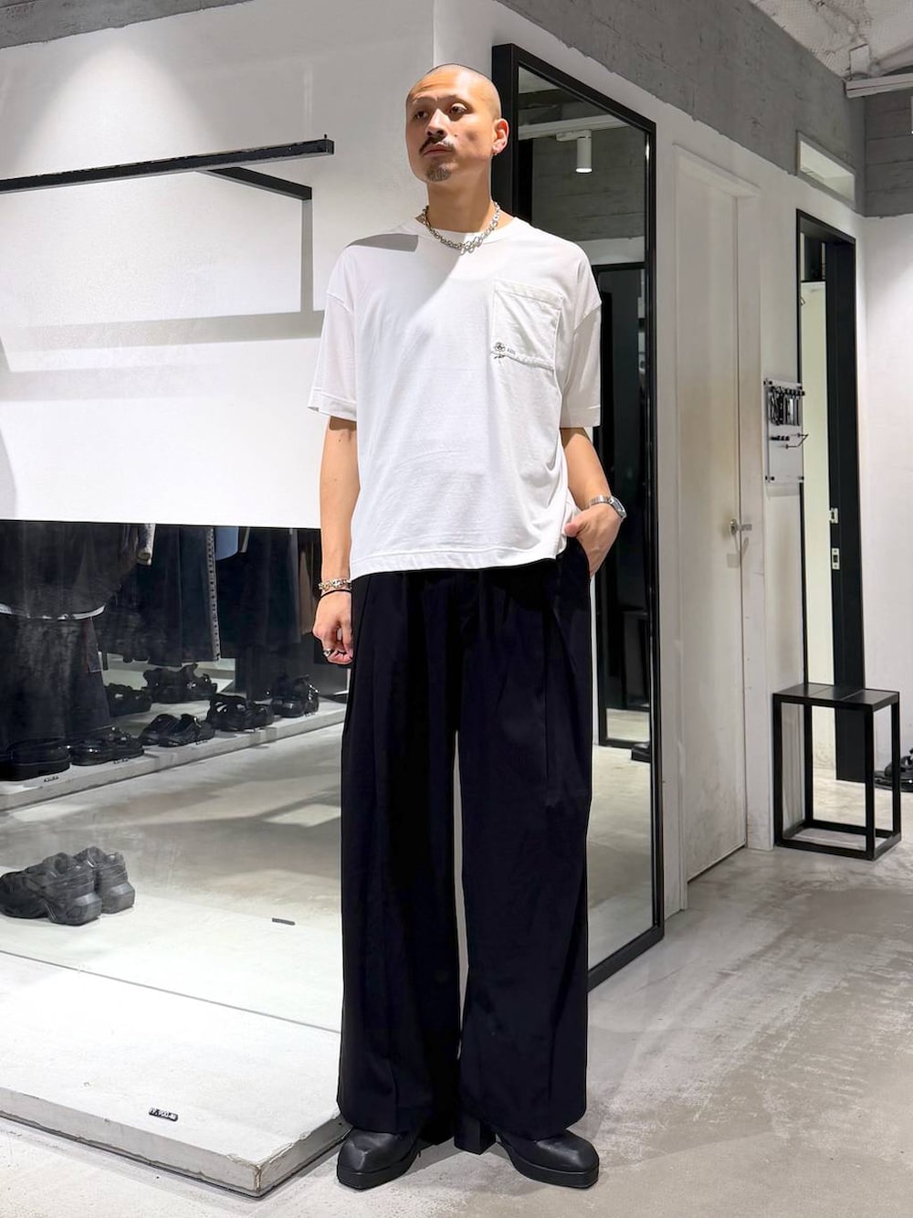 ブルー系のシャツ/ブラウス、ホワイト系のTシャツ/カットソー、ブラック系のサンダルを着用したメンズの夏コーディネートの2枚目の写真