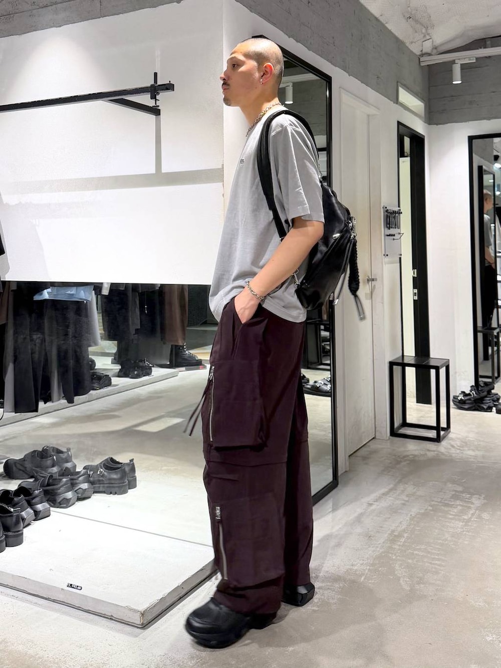 グレー系のTシャツ/カットソー、ブラック系のスニーカー、ブラウン系のカーゴパンツを着用したメンズの夏コーディネートの2枚目の写真