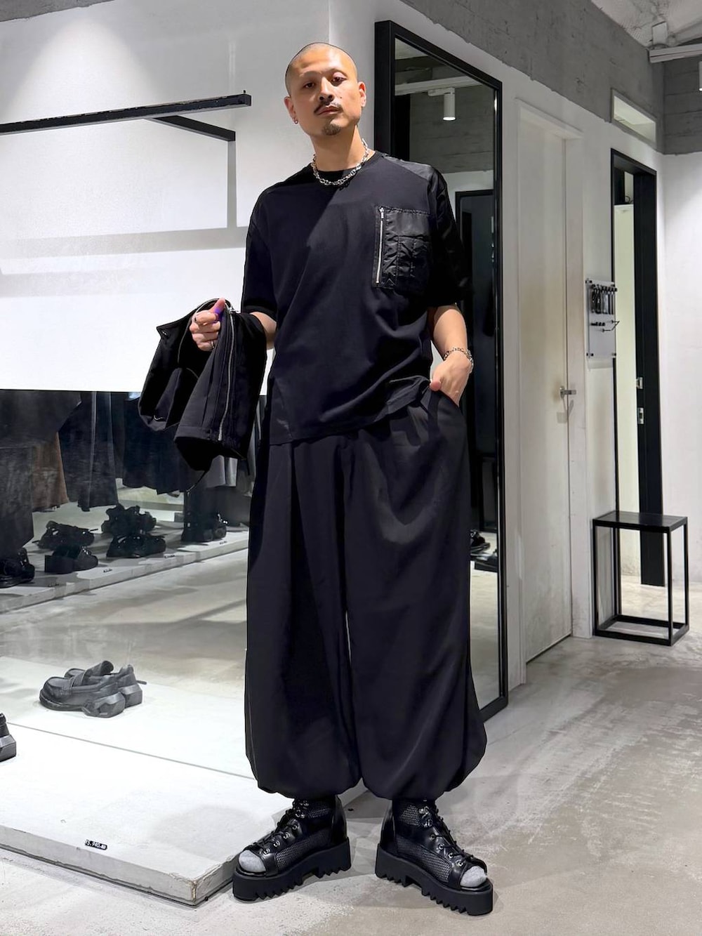 ブラック系のショルダーバッグ、ブラック系のサンダル、ブラック系のTシャツ/カットソーを着用したメンズの夏コーディネートの6枚目の写真