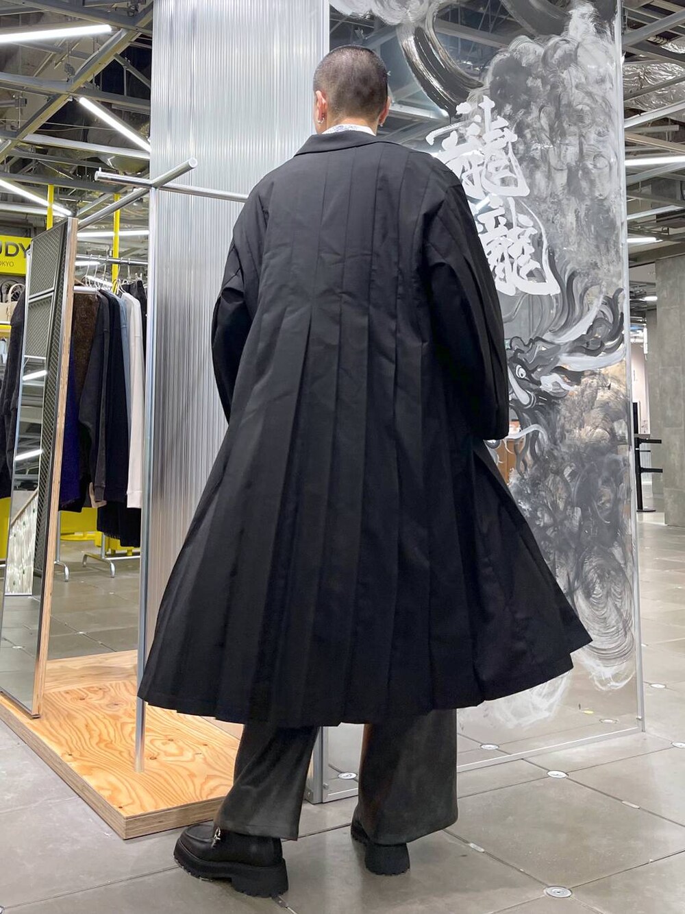 ホワイト系のシャツ/ブラウス、ブラック系のドレスシューズ、ブラック系のその他パンツを着用したメンズの秋コーディネートの2枚目の写真