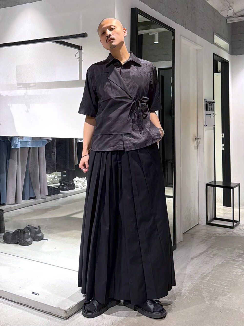 ブラック系のサンダル、ブラック系のスラックス、グレー系のシャツ/ブラウスを着用したメンズの夏コーディネートの2枚目の写真