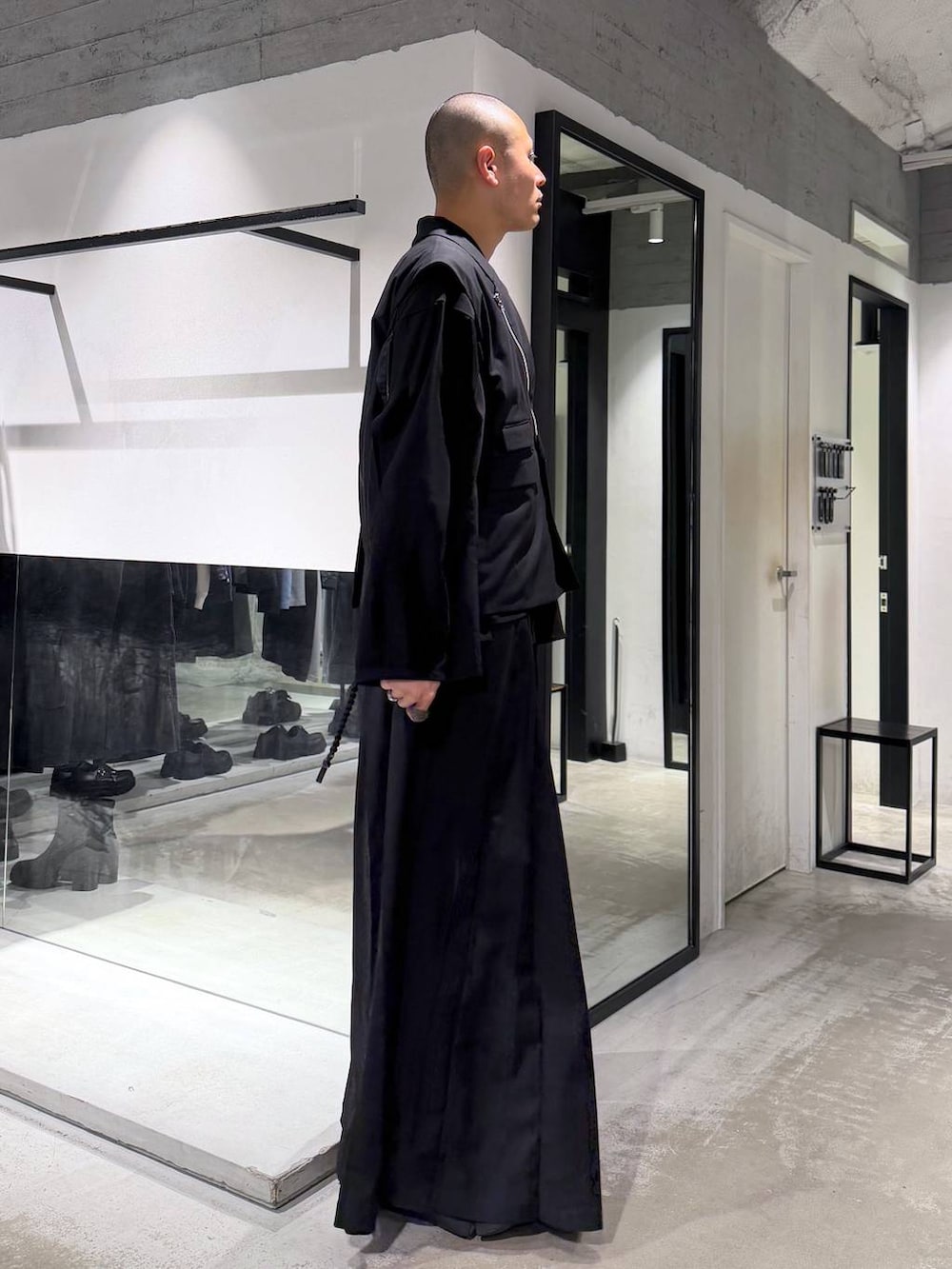 ブラック系のその他パンツ、ブラック系のテーラードジャケットを着用したメンズの春コーディネートの4枚目の写真