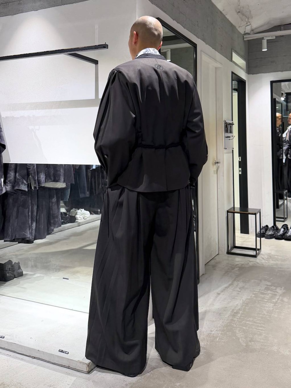 ブラック系のローファー、グリーン系のその他パンツ、グリーン系のノーカラージャケットを着用したメンズの秋コーディネートの3枚目の写真