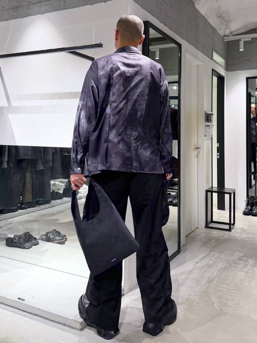 グレー系のシャツ/ブラウス、ブラック系のトートバッグ、ブラック系のスニーカーを着用したメンズの秋コーディネートの3枚目の写真