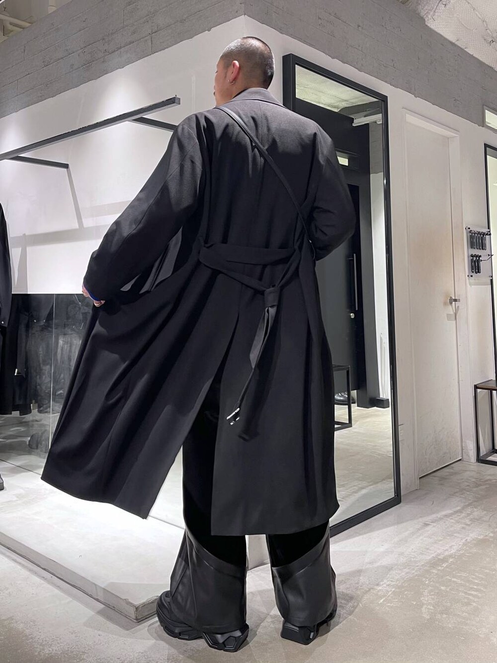 ブラック系のスニーカー、ホワイト系のシャツ/ブラウス、ブラック系のショルダーバッグを着用したメンズの冬コーディネートの3枚目の写真