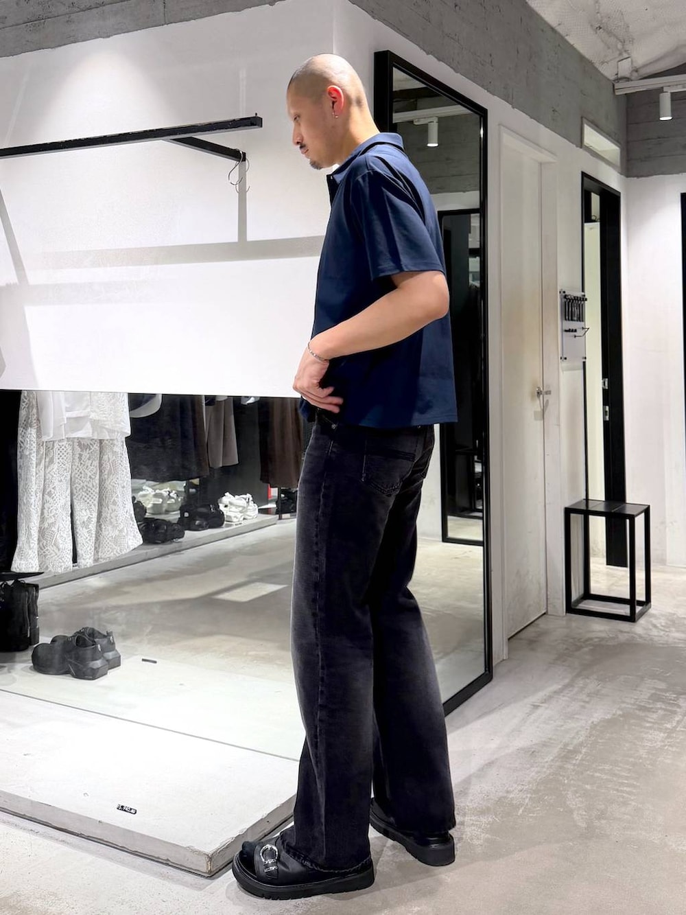 ブラック系のバックパック/リュック、ブラック系のサンダル、ブラック系のデニムパンツを着用したメンズの夏コーディネートの2枚目の写真