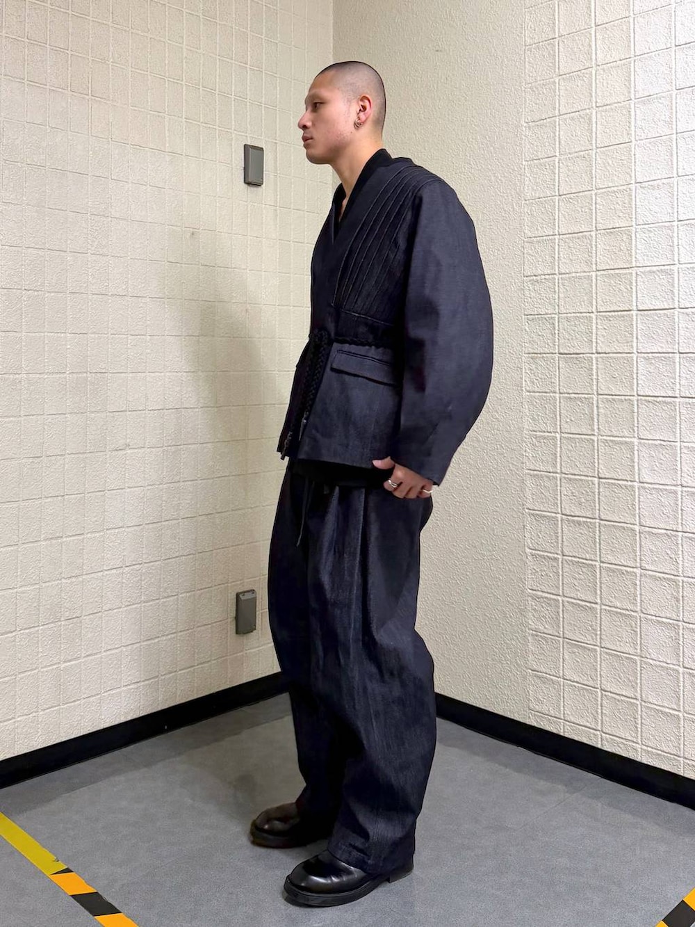 ブルー系のノーカラージャケット、ブルー系のデニムパンツを着用したメンズの春コーディネートの3枚目の写真