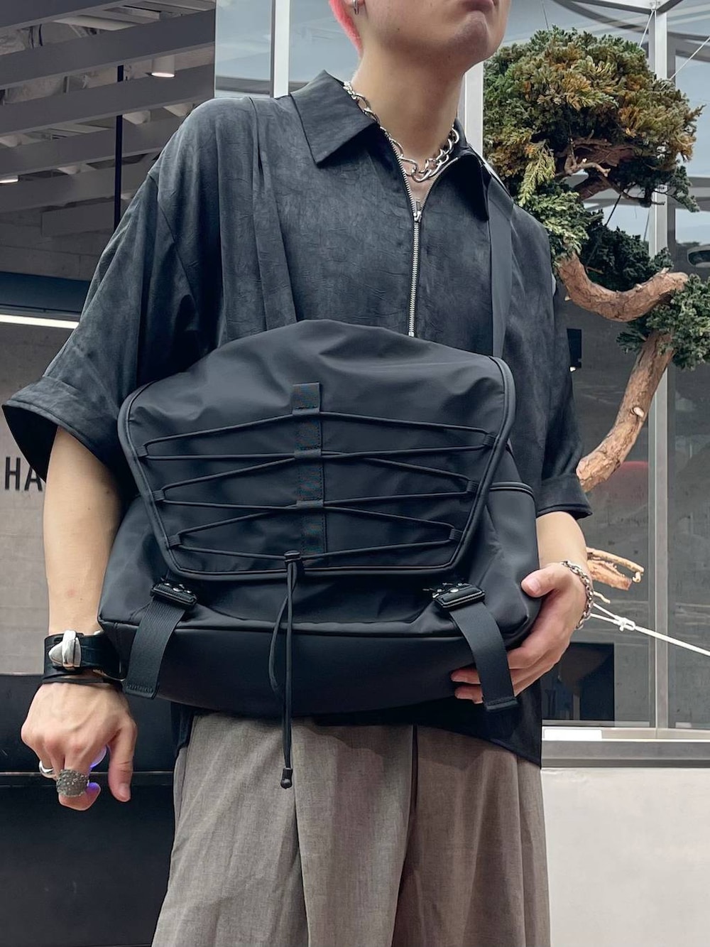 グレー系のシャツ/ブラウス、ブラウン系のスラックス、ブラック系のローファーを着用したメンズの夏コーディネートの2枚目の写真