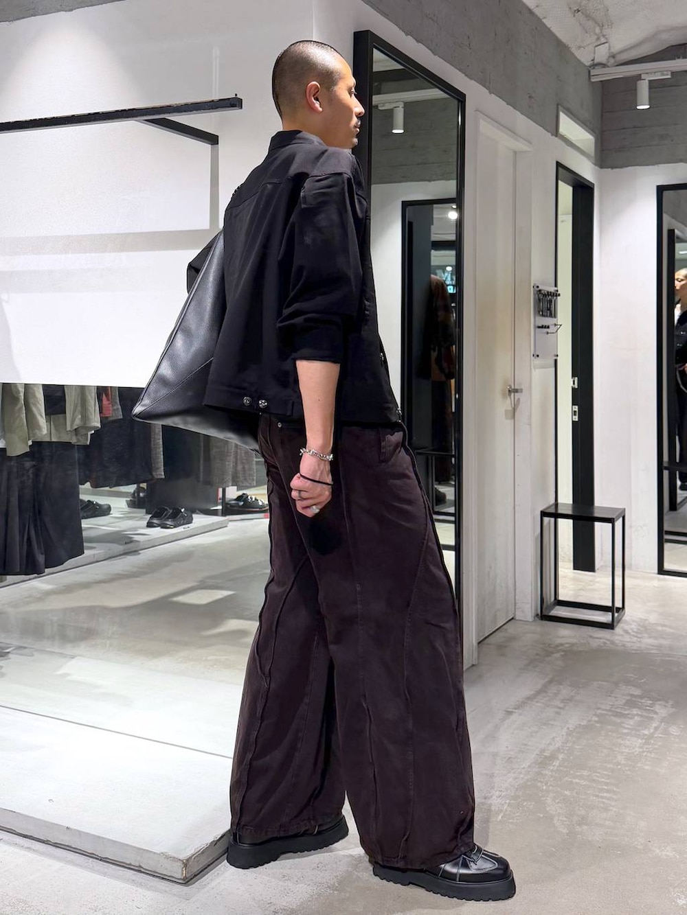 ブラック系のローファー、ブラック系のデニムパンツ、ホワイト系のタンクトップを着用したメンズの夏コーディネートの4枚目の写真