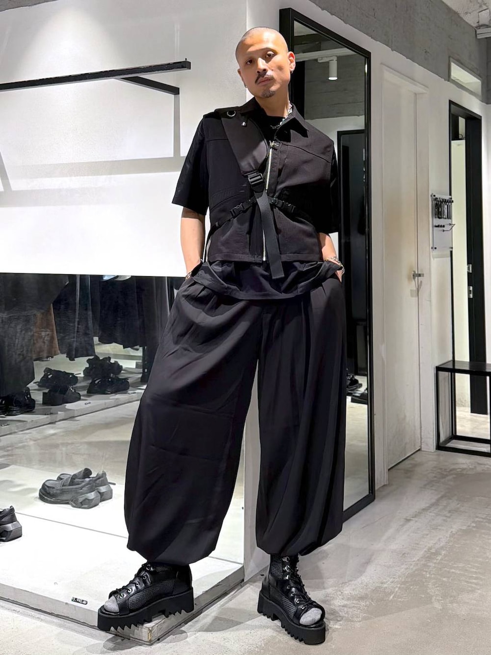 ブラック系のショルダーバッグ、ブラック系のサンダル、ブラック系のTシャツ/カットソーを着用したメンズの夏コーディネートの2枚目の写真