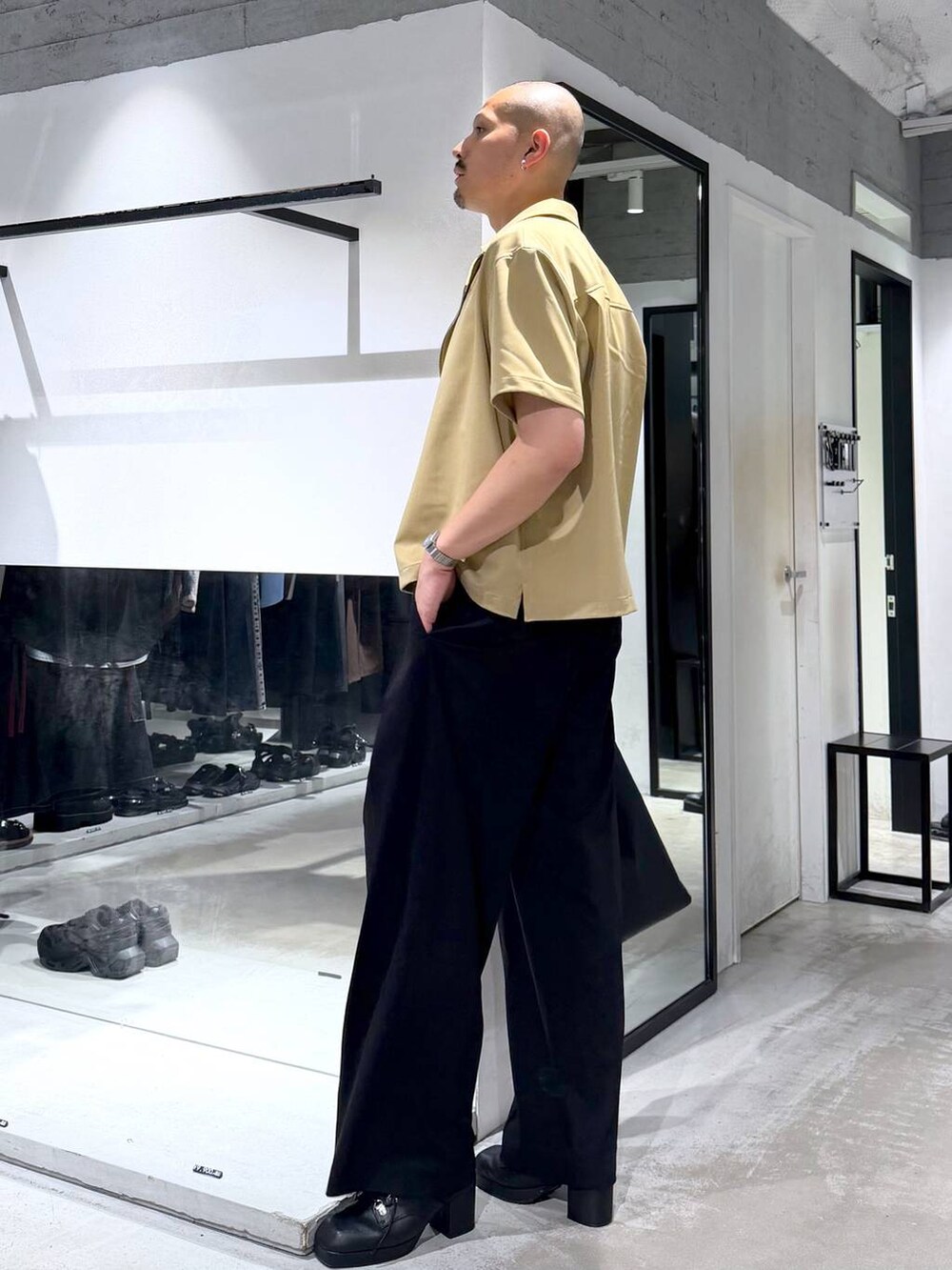 ホワイト系のTシャツ/カットソー、ブラック系のトートバッグ、ブラック系のサンダルを着用したメンズの夏コーディネートの2枚目の写真
