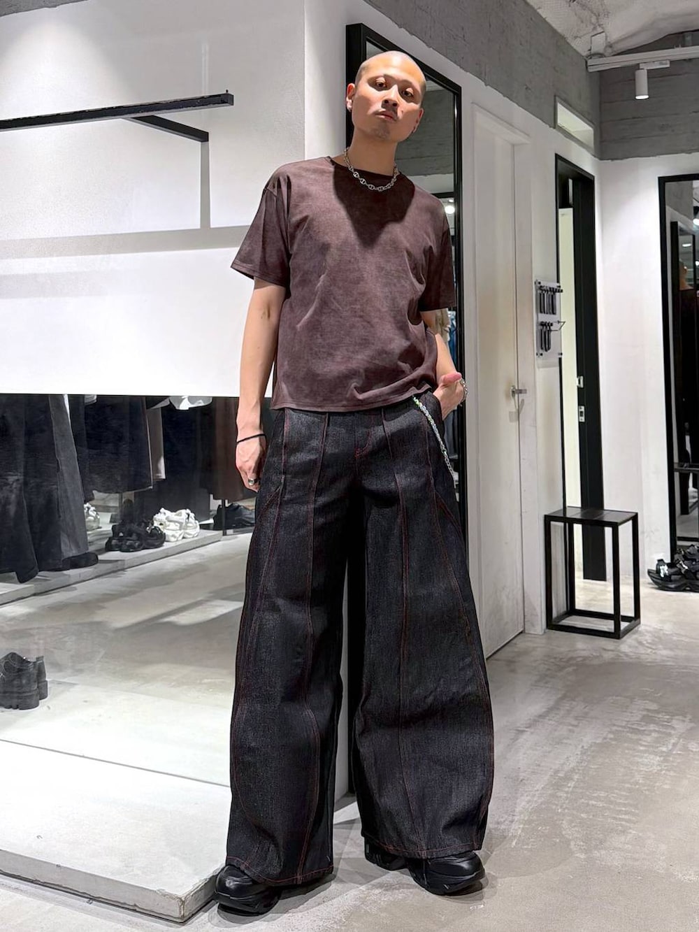 ブラック系のスニーカー、ブラック系のデニムパンツ、グレー系のシャツ/ブラウスを着用したメンズの春コーディネートの5枚目の写真