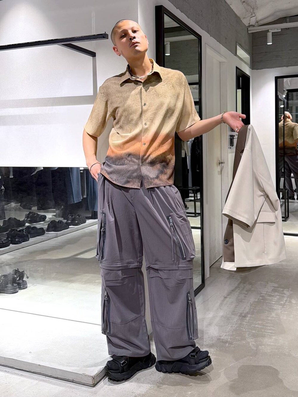 ブラック系のサンダル、グレー系のカーゴパンツ、ブラック系のトートバッグを着用したメンズの春コーディネートの5枚目の写真
