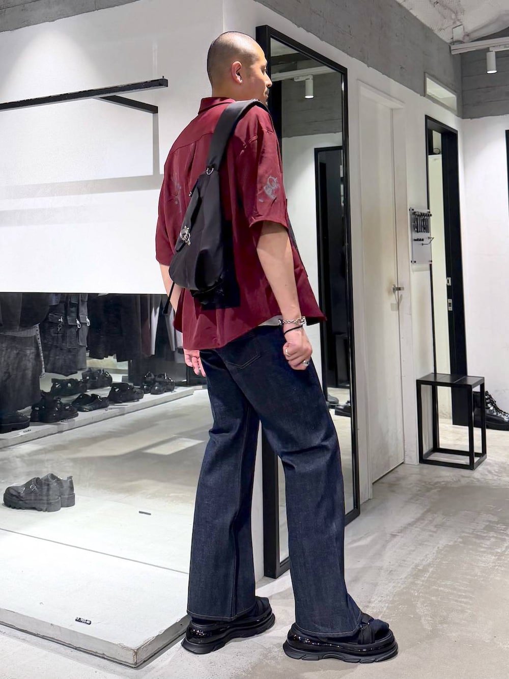 レッド系のシャツ/ブラウス、ホワイト系のTシャツ/カットソー、ブラック系のショルダーバッグを着用したメンズの夏コーディネートの4枚目の写真
