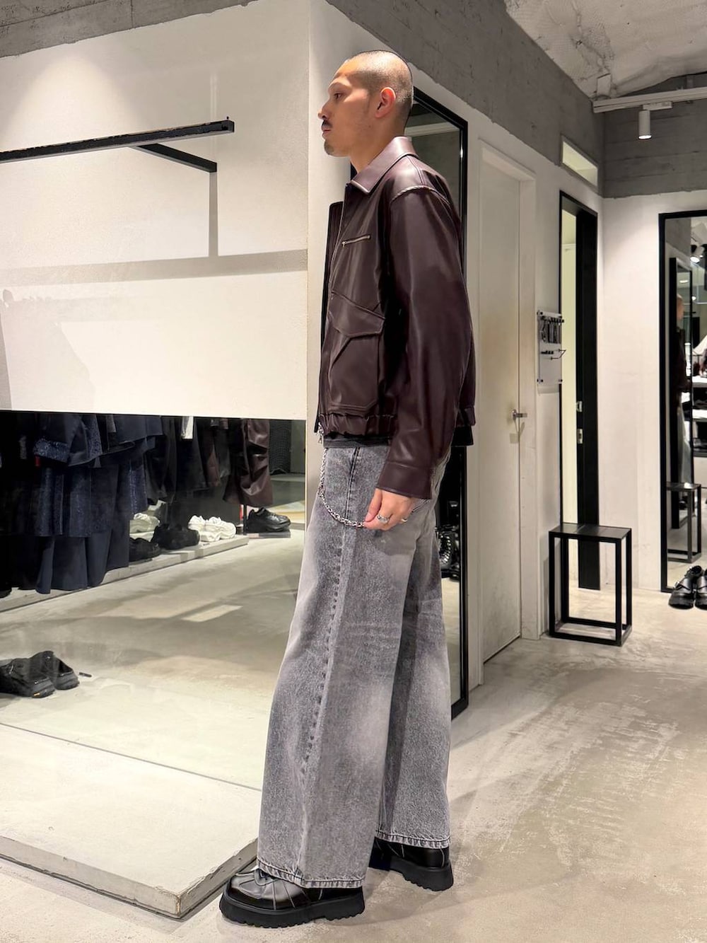 ブラック系のローファー、グレー系のデニムパンツ、ブラック系のTシャツ/カットソーを着用したメンズの秋コーディネートの2枚目の写真