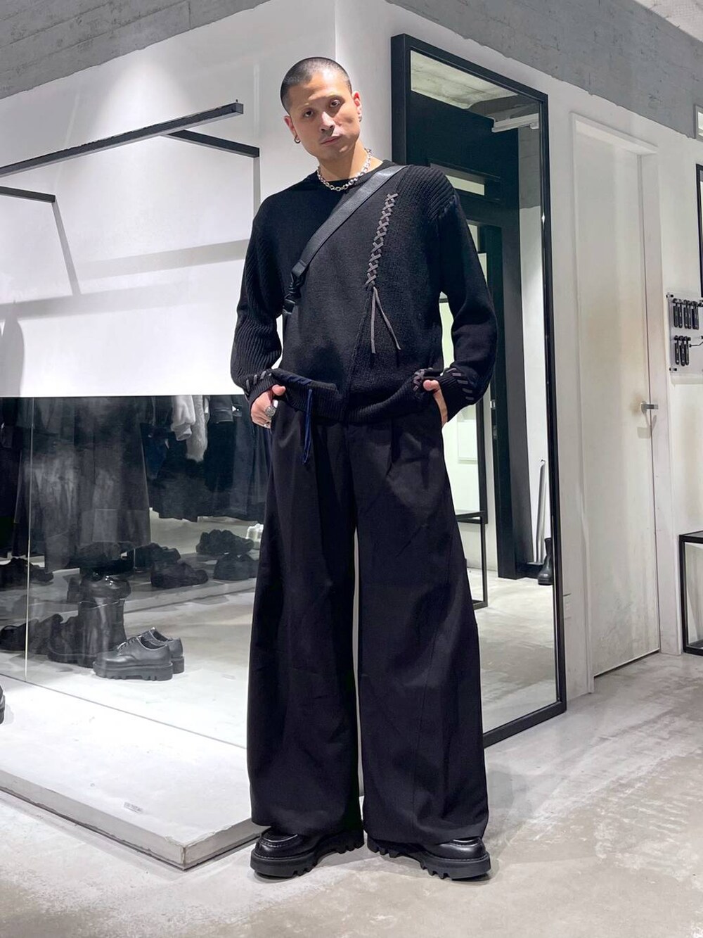 ブルー系のブルゾン、ブラック系のスラックス、ブラック系のショルダーバッグを着用したメンズの秋コーディネートの5枚目の写真