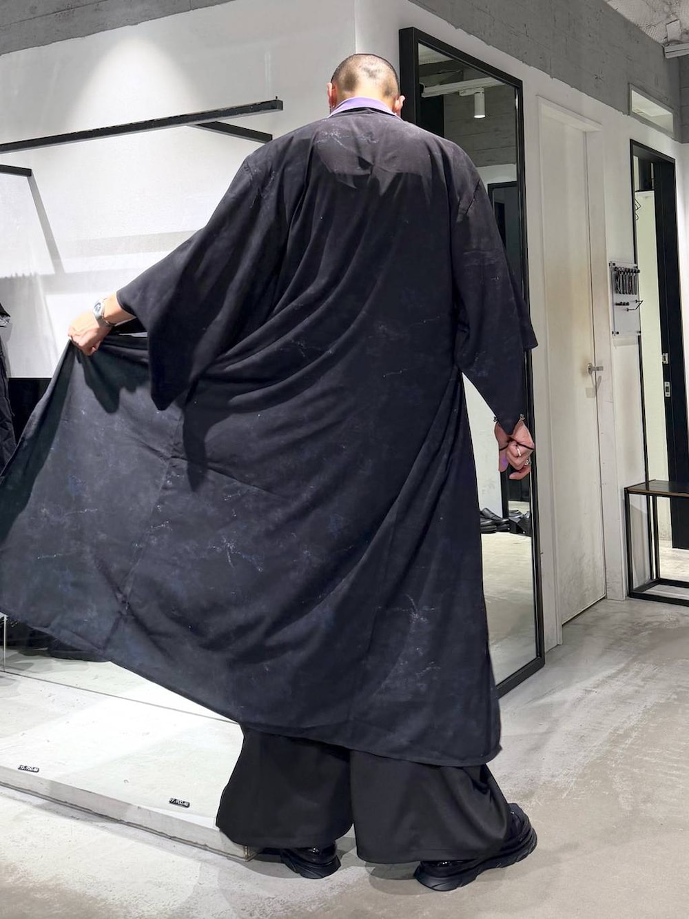 パープル系のTシャツ/カットソー、ブラック系のショルダーバッグ、ブラック系のカーゴパンツを着用したメンズの夏コーディネートの3枚目の写真