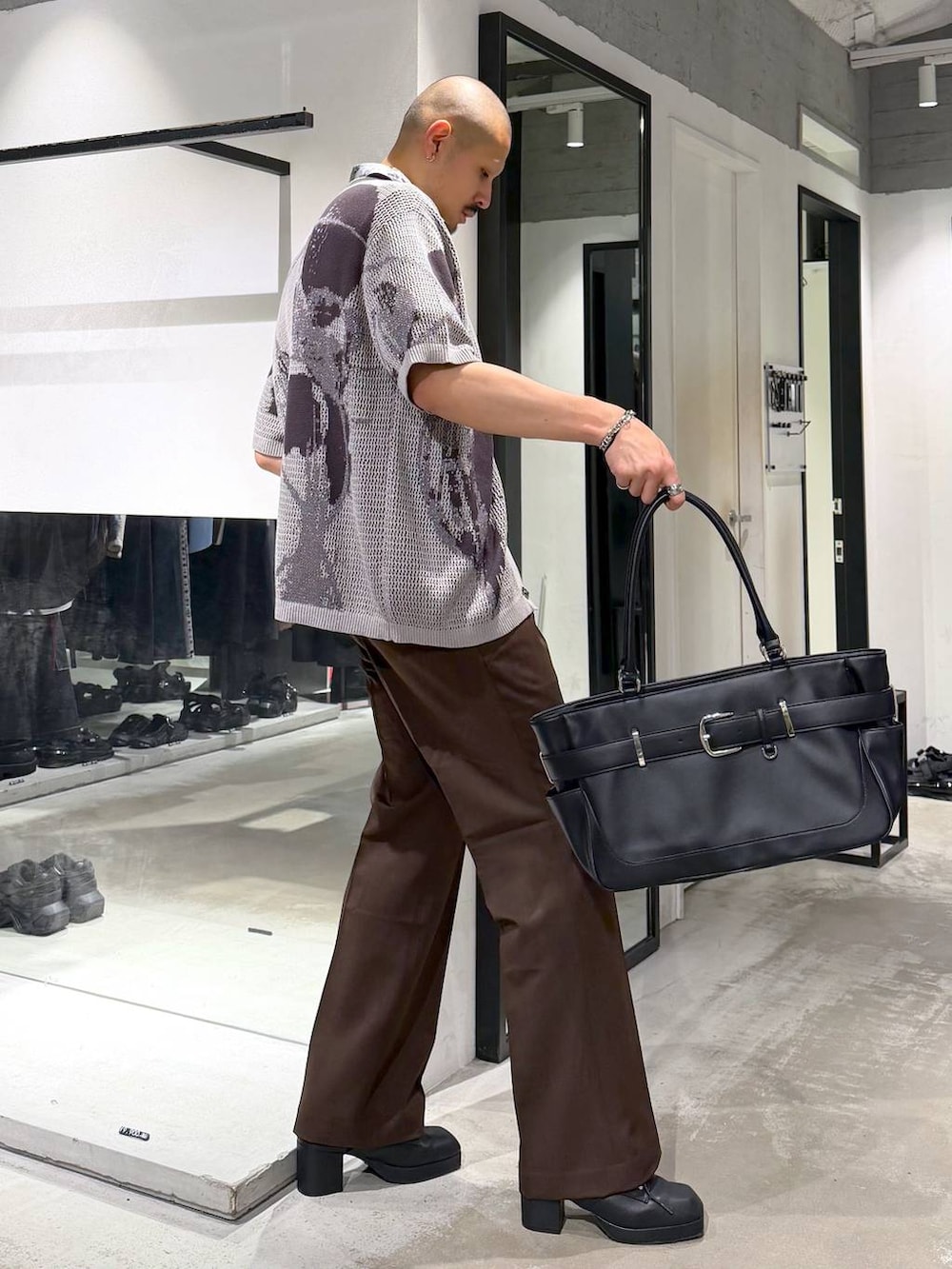 グレー系のカーディガン/ボレロ、グレー系のシャツ/ブラウス、ブラウン系のスラックスを着用したメンズの夏コーディネートの4枚目の写真