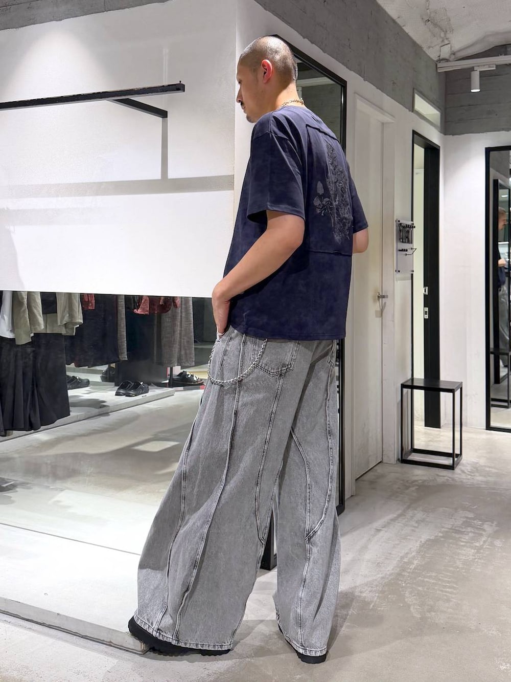 ブラック系のショルダーバッグ、ブラック系のローファー、グレー系のデニムパンツを着用したメンズの夏コーディネートの2枚目の写真
