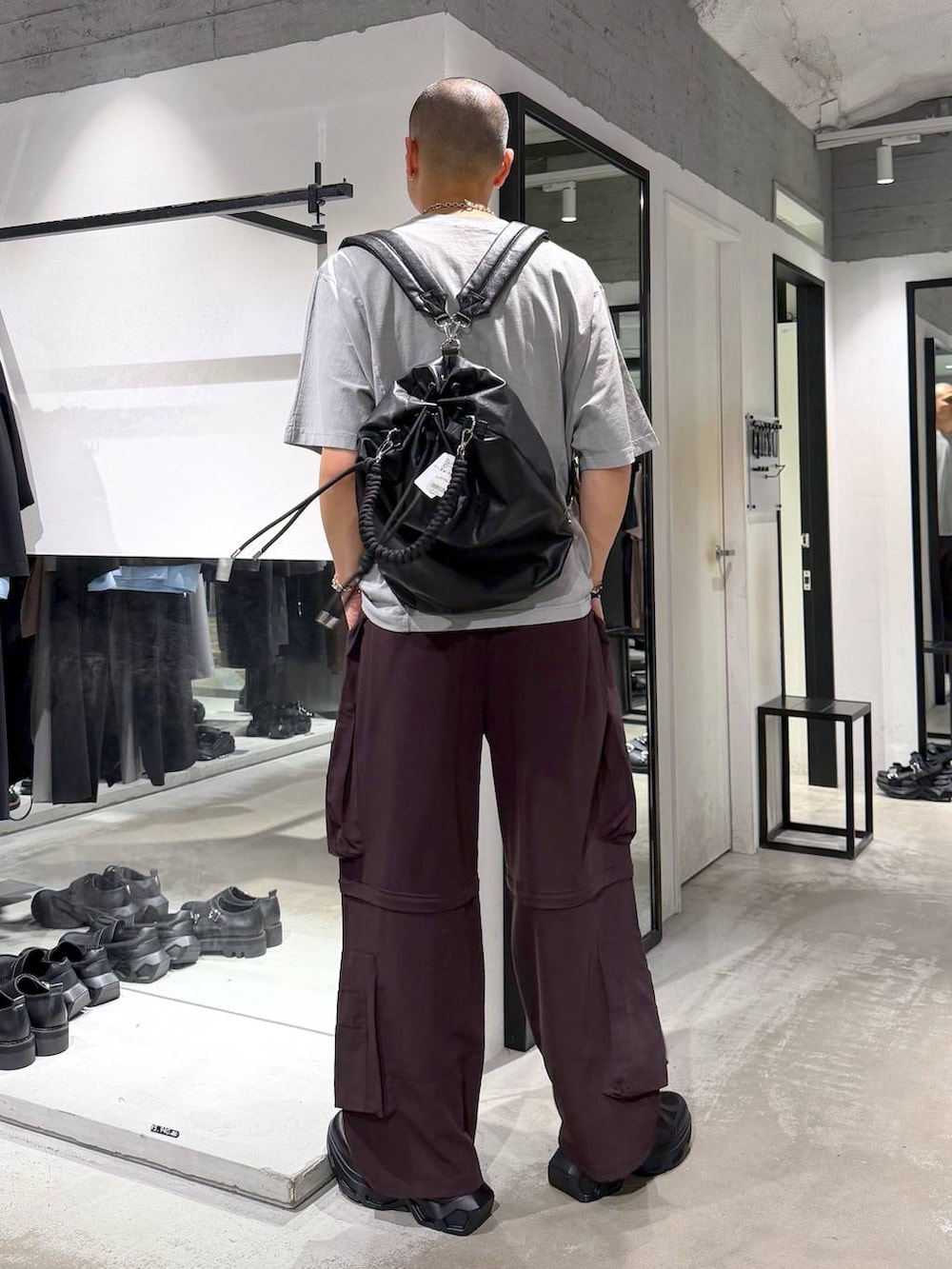 グレー系のTシャツ/カットソー、ブラック系のスニーカー、ブラウン系のカーゴパンツを着用したメンズの夏コーディネートの3枚目の写真