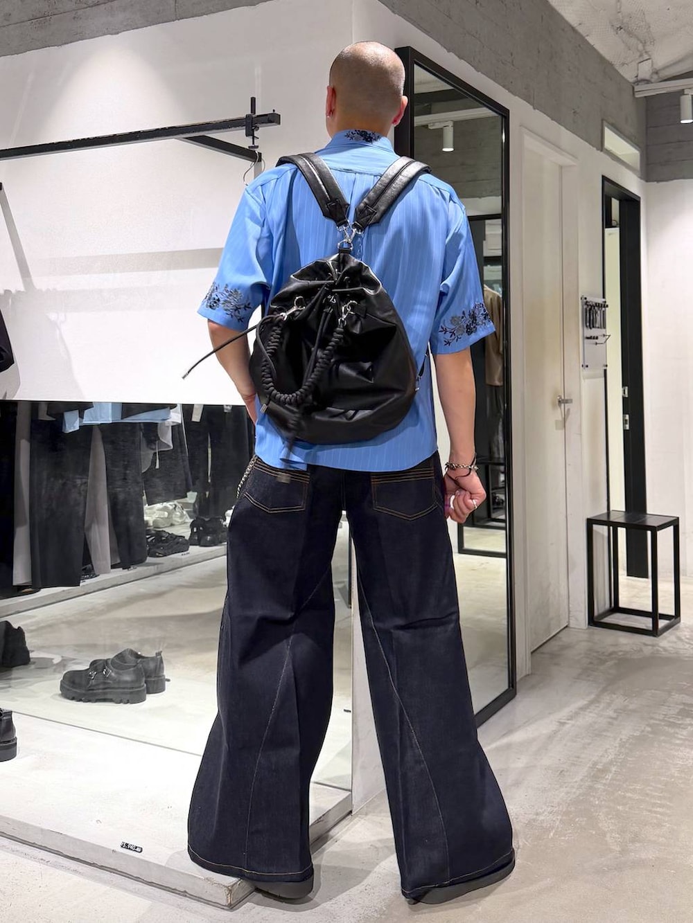ブルー系のシャツ/ブラウス、ブルー系のデニムパンツ、ブラック系のサンダルを着用したメンズの夏コーディネートの3枚目の写真