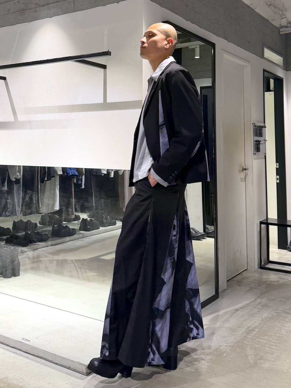 ブラック系のブーツ、ブラック系のその他パンツ、ブラック系のテーラードジャケットを着用したメンズの春コーディネートの2枚目の写真