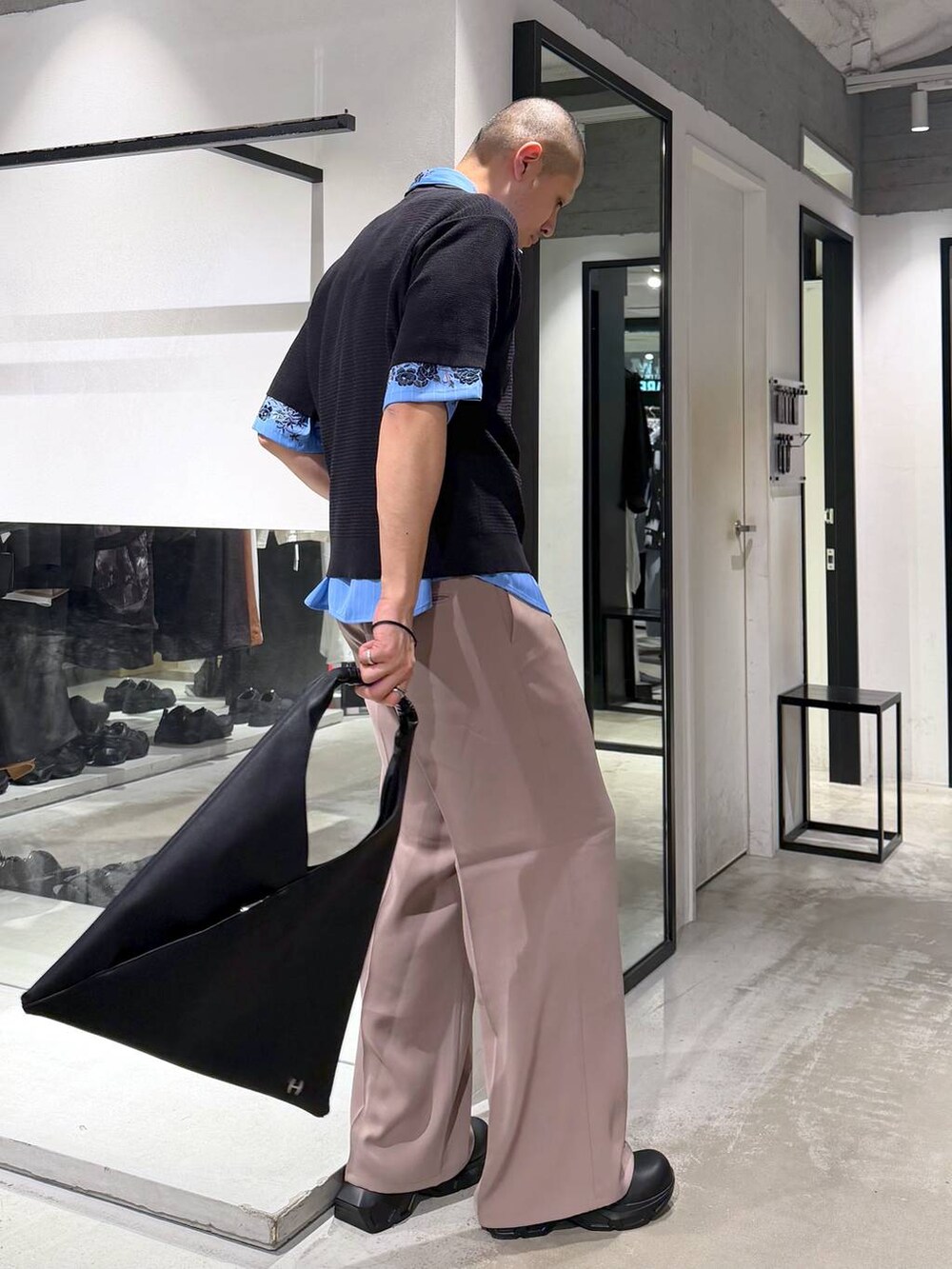 ピンク系のスラックス、ブルー系のシャツ/ブラウス、ブラック系のドレスシューズを着用したメンズの春コーディネートの4枚目の写真