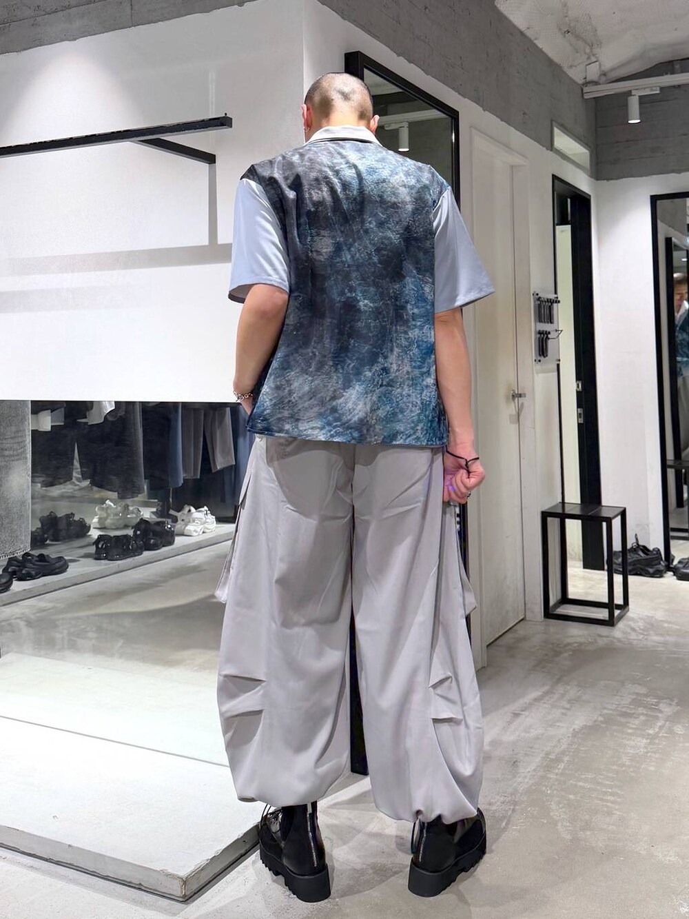 ブラック系のサンダル、ホワイト系のシャツ/ブラウス、ブルー系のシャツ/ブラウスを着用したメンズの春コーディネートの3枚目の写真
