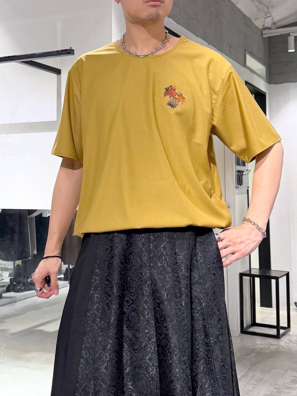ブラック系のその他パンツ、ブラック系のサンダル、グレー系のテーラードジャケットを着用したメンズの春コーディネートの7枚目の写真