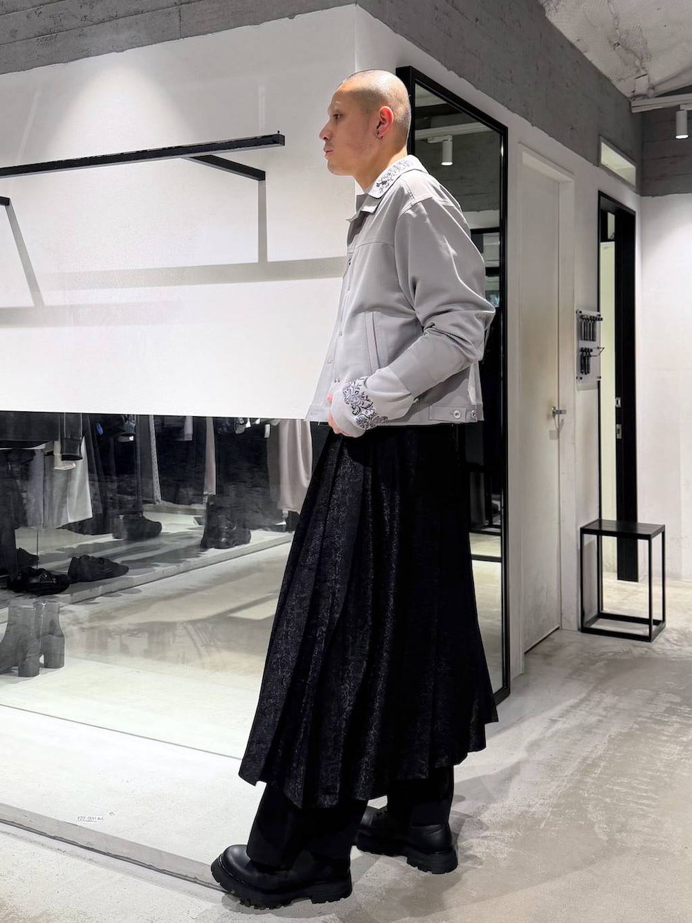 ブラック系のトートバッグ、グレー系のポロシャツ、ブラック系のその他パンツを着用したメンズの春コーディネートの3枚目の写真